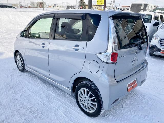 デイズ ハイウェイスター　Ｘ　４ＷＤ　純正ナビ　エンジンスターター　アラウンドビューモニター　シートヒーター　ＥＴＣ　ＨＩＤ　フルセグＴＶ　オートエアコン　電動格納ミラー　アイドリングストップ　スマートキー　夏冬タイヤ付（5枚目）