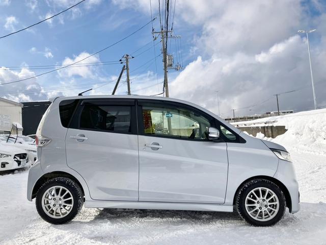 デイズ ハイウェイスター　Ｘ　４ＷＤ　純正ナビ　エンジンスターター　アラウンドビューモニター　シートヒーター　ＥＴＣ　ＨＩＤ　フルセグＴＶ　オートエアコン　電動格納ミラー　アイドリングストップ　スマートキー　夏冬タイヤ付（8枚目）