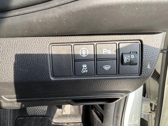 パーキングセンサー・フロントガラスデアイサーもついています！