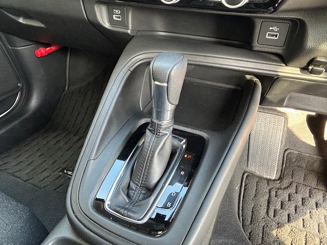 シフトレバーはフロア式でハンドル操作に集中しやすいです！小物を置くスペースもありますよ！