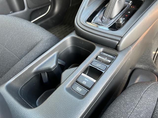 電子制御パーキング・ブレーキホールド機能がついています！ドリンクホルダーも完備です！