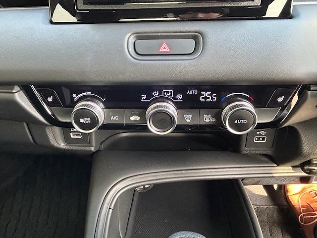 シンプルな操作が可能なダイヤル式です。オート機能もついております。運転席・助手席シートヒータ装備。