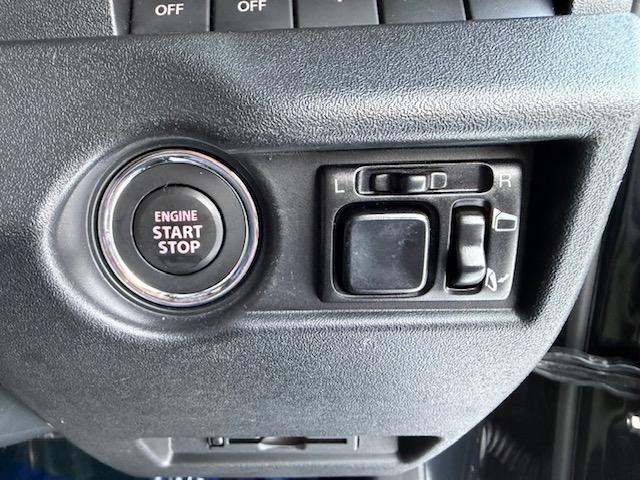 �G���W���X�^�[�g�^�X�g�b�v�̃v�b�V���{�^���A�~���[�̒����E�i�[�X�C�b�`�ł��B�n���h���̂����E���ɂ���̂ŕ�����₢�����ɁA�~���[�̒����͑��s���ł��O�����王������炷���ƂȂ����삷�邱�Ƃ��o���܂�