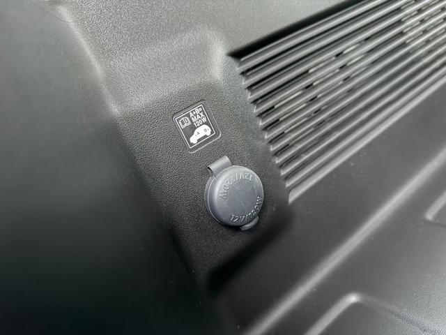 �g�����N�J���Ă��������ɂ��V�K�[�\�P�b�g���t���Ă���܂��B�㕔���Ȃɍ�������g�тȂǂ̏[�d���o���ĕ֗��ł��B