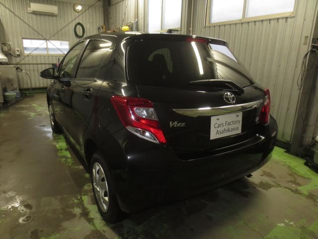 ヴィッツ Ｆ　４ＷＤ　寒冷地仕様　プッシュスタート　ナビＴＶ　Ｂｌｕｅｔｏｏｔｈ　バックカメラ　夏冬タイヤ付（6枚目）