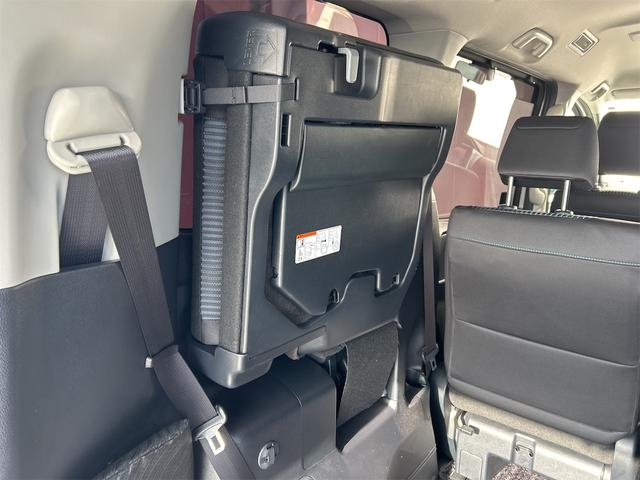 ヴォクシー ＺＳ　煌　４ＷＤ　４ＷＤ　バックカメラ　ナビ　レーンアシスト　衝突被害軽減システム　両側電動スライドドア　オートマチックハイビーム　オートライト　ＬＥＤヘッドランプ　スマートキー　アイドリングストップ　電動格納ミラー（16枚目）