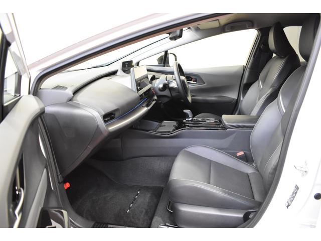 プリウス Ｚ　４ＷＤクルーズコントロールトヨタセーフティーセンス　レザーシート運転席パワーシートシートヒーター　ＥＴＣ２．０　デジタルインナーミラー　ＡＣ１００Ｖ　ディスプレイオーディオＤＴＶナビ　パワーバックドア（3枚目）