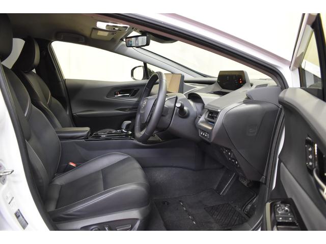 プリウス Ｚ　４ＷＤクルーズコントロールトヨタセーフティーセンス　レザーシート運転席パワーシートシートヒーター　ＥＴＣ２．０　デジタルインナーミラー　ＡＣ１００Ｖ　ディスプレイオーディオＤＴＶナビ　パワーバックドア（4枚目）