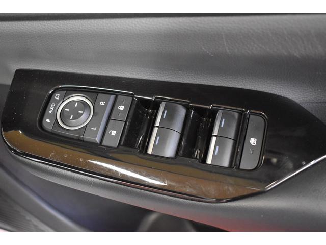 プリウス Ｚ　４ＷＤクルーズコントロールトヨタセーフティーセンス　レザーシート運転席パワーシートシートヒーター　ＥＴＣ２．０　デジタルインナーミラー　ＡＣ１００Ｖ　ディスプレイオーディオＤＴＶナビ　パワーバックドア（7枚目）