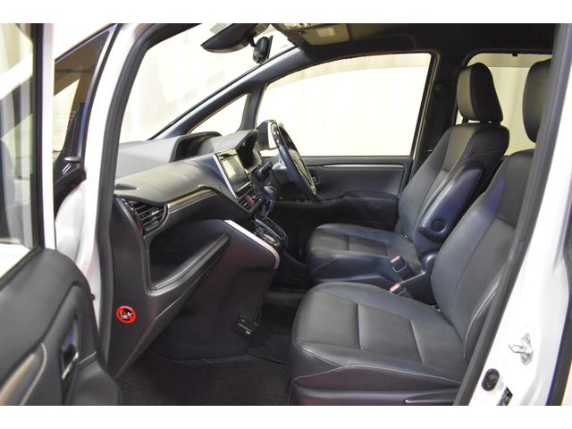 エスクァイア Ｇｉ　ブラックテーラード　４ＷＤ純正ナビＤＴＶ　アルパイン後席モニター　バックカメラ　クルーズコントロールトヨタセーフティーセンス　ＥＴＣ　レザーシート　シートヒーター　両側パワースライドドア　オートマチックハイビーム（3枚目）