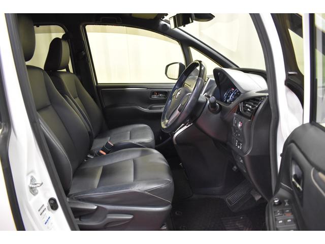 エスクァイア Ｇｉ　ブラックテーラード　４ＷＤ純正ナビＤＴＶ　アルパイン後席モニター　バックカメラ　クルーズコントロールトヨタセーフティーセンス　ＥＴＣ　レザーシート　シートヒーター　両側パワースライドドア　オートマチックハイビーム（4枚目）