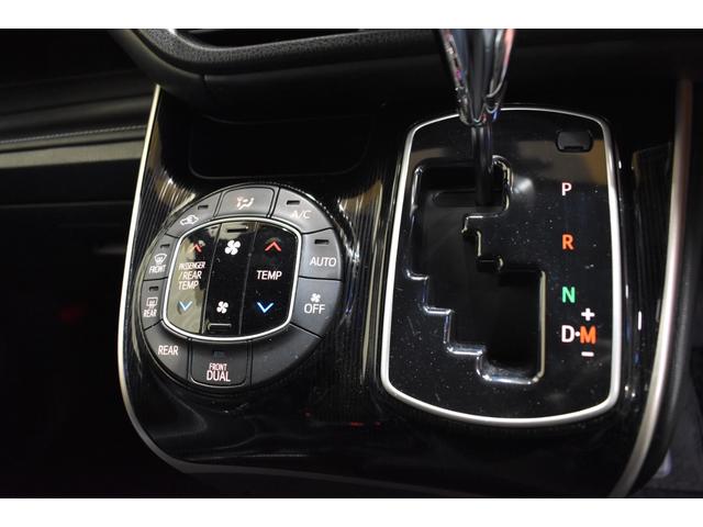 エスクァイア Ｇｉ　ブラックテーラード　４ＷＤ純正ナビＤＴＶ　アルパイン後席モニター　バックカメラ　クルーズコントロールトヨタセーフティーセンス　ＥＴＣ　レザーシート　シートヒーター　両側パワースライドドア　オートマチックハイビーム（10枚目）