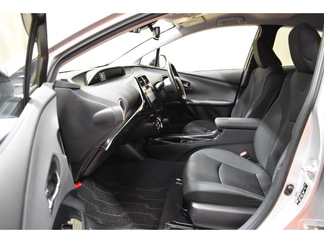 プリウス Ａ　４ＷＤナビＤＴＶバックカメラ　クルーズコントロールトヨタセーフティーセンス　ドライブレコーダー　ヘッドアップディスプレイ　ブラインドスポットモニター　クリアランスソナー　ＥＴＣオートマチックハイビーム（3枚目）