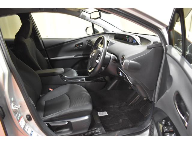 プリウス Ａ　４ＷＤナビＤＴＶバックカメラ　クルーズコントロールトヨタセーフティーセンス　ドライブレコーダー　ヘッドアップディスプレイ　ブラインドスポットモニター　クリアランスソナー　ＥＴＣオートマチックハイビーム（4枚目）