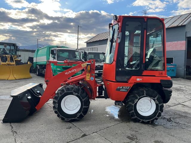 日本 クボタ R430Z ※0.4立米 2014年式 盗難防止装置装着機 バケット幅158cm ノーマルタイヤ(チェーン付) 排気量1640cc ディーゼル(7枚目)