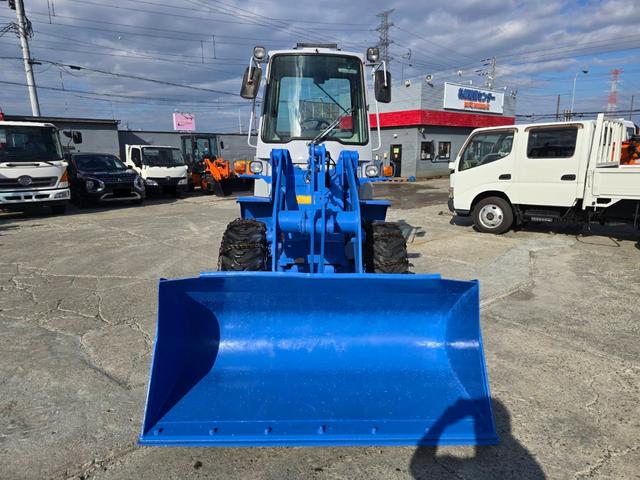 日本 TCM L4-2 0.4立米 ※0.4立米 2002年式 タイヤチェーン付 バケット幅169cm ディーゼル 排気量1500cc エンジン型式 D1503(クボタ)(4枚目)