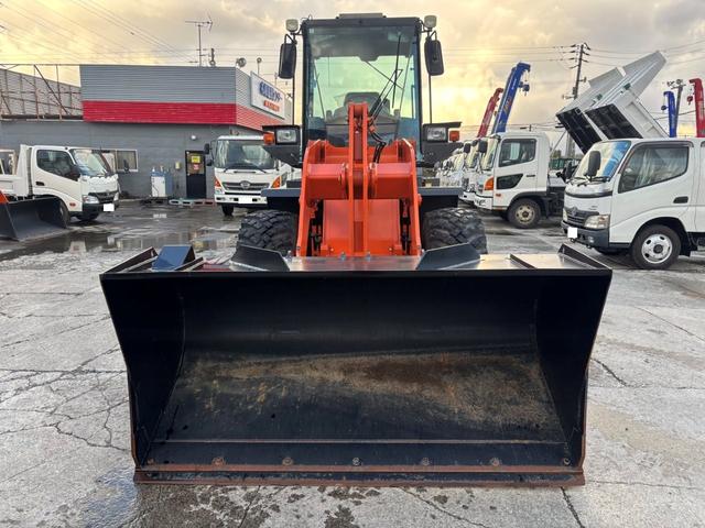 日本 日立 ZW80S-5B 0.9立米 ※2022年式 車検令和8年7月 スノースパイクタイヤ装着車 バケット幅199cm ダブルヒーター仕様 ディーゼル 排気量2920cc(3枚目)