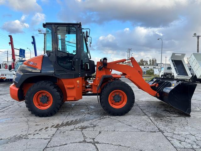 日本 日立 ZW80S-5B 0.9立米 ※2022年式 車検令和8年7月 スノースパイクタイヤ装着車 バケット幅199cm ダブルヒーター仕様 ディーゼル 排気量2920cc(5枚目)