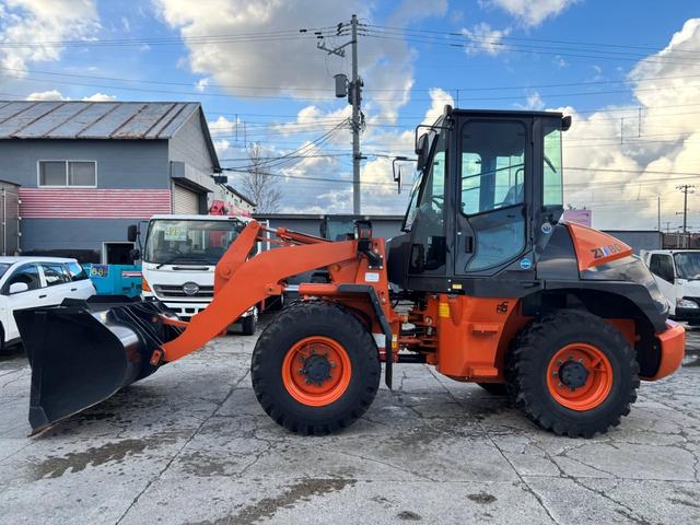 日本 日立 ZW80S-5B 0.9立米 ※2022年式 車検令和8年7月 スノースパイクタイヤ装着車 バケット幅199cm ダブルヒーター仕様 ディーゼル 排気量2920cc(6枚目)