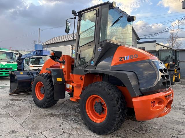 日本 日立 ZW80S-5B 0.9立米 ※2022年式 車検令和8年7月 スノースパイクタイヤ装着車 バケット幅199cm ダブルヒーター仕様 ディーゼル 排気量2920cc(7枚目)