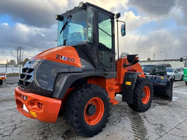 日本 日立 ZW80S-5B 0.9立米 ※2022年式 車検令和8年7月 スノースパイクタイヤ装着車 バケット幅199cm ダブルヒーター仕様 ディーゼル 排気量2920cc(9枚目)