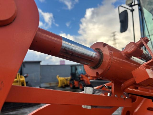 日本 日立 ZW80S-5B 0.9立米 ※2022年式 車検令和8年7月 スノースパイクタイヤ装着車 バケット幅199cm ダブルヒーター仕様 ディーゼル 排気量2920cc(12枚目)