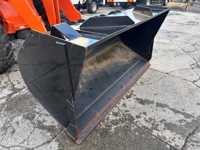 日本 日立 ZW80S-5B 0.9立米 ※2022年式 車検令和8年7月 スノースパイクタイヤ装着車 バケット幅199cm ダブルヒーター仕様 ディーゼル 排気量2920cc(16枚目)