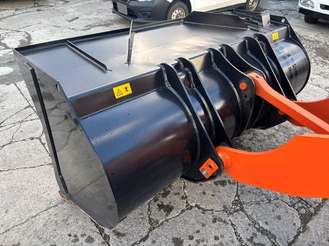 日本 日立 ZW80S-5B 0.9立米 ※2022年式 車検令和8年7月 スノースパイクタイヤ装着車 バケット幅199cm ダブルヒーター仕様 ディーゼル 排気量2920cc(20枚目)