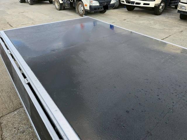 エルフトラック 2トン平ロング 4WD ※車検令和8年4月 5方開き フル装備 エアバッグ 5MT 走行13.6万Km 積載2t 車両総重量4845Kg ディーゼル 排気量2990cc(18枚目)