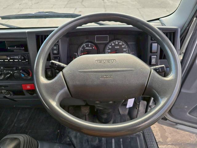 エルフトラック 2トン平ロング 4WD ※車検令和8年4月 5方開き フル装備 エアバッグ 5MT 走行13.6万Km 積載2t 車両総重量4845Kg ディーゼル 排気量2990cc(22枚目)