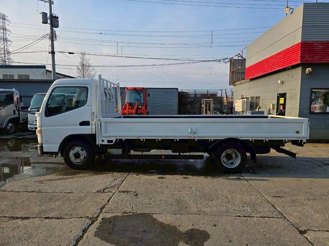 キャンター ２トン平ロング　全低床　※２０１６年式　車検令和８年６月　ロング　全低床　軽々ゲート付　フル装備　エアバッグ　インパネ５ＭＴ　走行８．３万Ｋｍ　積載２ｔ　ディーゼル　排気量２９９０ｃｃ（5枚目）