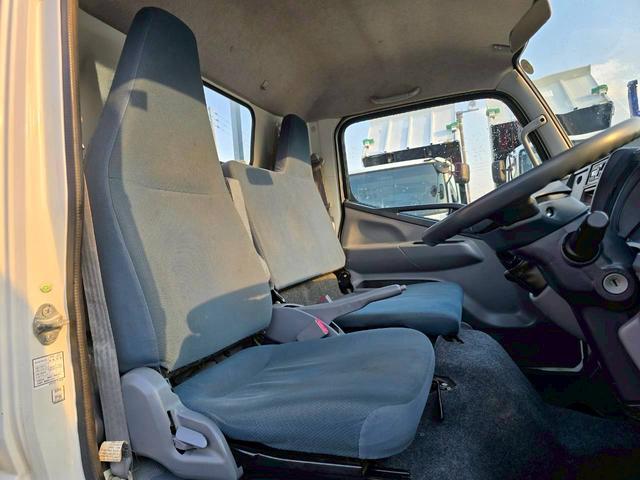 キャンター ２トン平ロング　全低床　※２０１６年式　車検令和８年６月　ロング　全低床　軽々ゲート付　フル装備　エアバッグ　インパネ５ＭＴ　走行８．３万Ｋｍ　積載２ｔ　ディーゼル　排気量２９９０ｃｃ（17枚目）