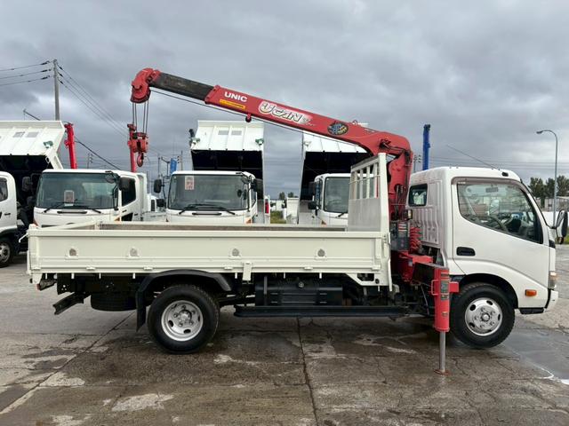 デュトロ ２トン３段クレーンロング　フックイン　ラジコン付　※本州仕入れ　２０１１年式　ロング　フックイン　ラジコン付　フル装備　エアバッグ　６ＭＴ　走行１３．４万Ｋｍ　ディーゼル　軽々ゲート付（5枚目）