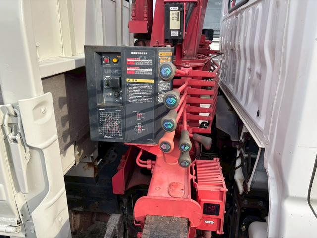 デュトロ ２トン３段クレーンロング　フックイン　ラジコン付　※本州仕入れ　２０１１年式　ロング　フックイン　ラジコン付　フル装備　エアバッグ　６ＭＴ　走行１３．４万Ｋｍ　ディーゼル　軽々ゲート付（15枚目）