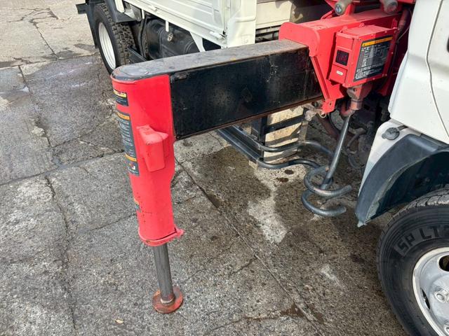 デュトロ ２トン３段クレーンロング　フックイン　ラジコン付　※本州仕入れ　２０１１年式　ロング　フックイン　ラジコン付　フル装備　エアバッグ　６ＭＴ　走行１３．４万Ｋｍ　ディーゼル　軽々ゲート付（17枚目）