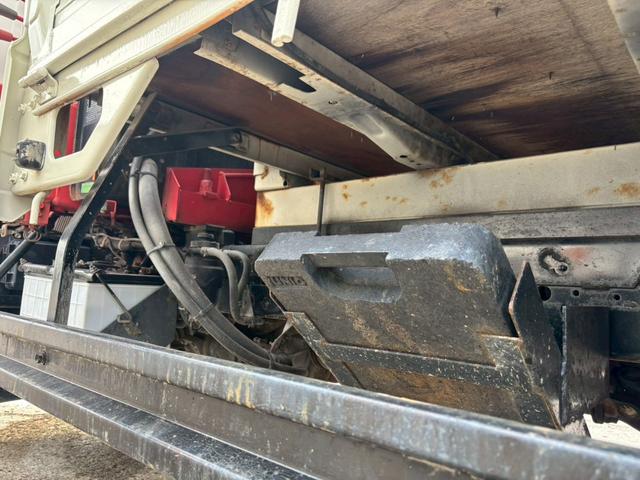 デュトロ ２トン３段クレーンロング　フックイン　ラジコン付　※本州仕入れ　２０１１年式　ロング　フックイン　ラジコン付　フル装備　エアバッグ　６ＭＴ　走行１３．４万Ｋｍ　ディーゼル　軽々ゲート付（20枚目）