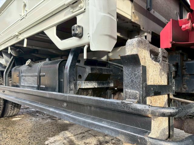 デュトロ ２トン３段クレーンロング　フックイン　ラジコン付　※本州仕入れ　２０１１年式　ロング　フックイン　ラジコン付　フル装備　エアバッグ　６ＭＴ　走行１３．４万Ｋｍ　ディーゼル　軽々ゲート付（22枚目）