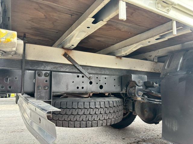 デュトロ ２トン３段クレーンロング　フックイン　ラジコン付　※本州仕入れ　２０１１年式　ロング　フックイン　ラジコン付　フル装備　エアバッグ　６ＭＴ　走行１３．４万Ｋｍ　ディーゼル　軽々ゲート付（24枚目）