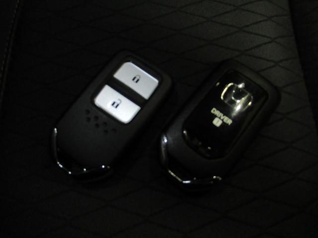 フィット e:HEVリュクス メモリーナビ・ブルートゥース・DVD・ミュージックラック・ETC・ドラレコ前後・追突軽減ブレーキ・障害物センサー・シートヒーター・(6枚目)