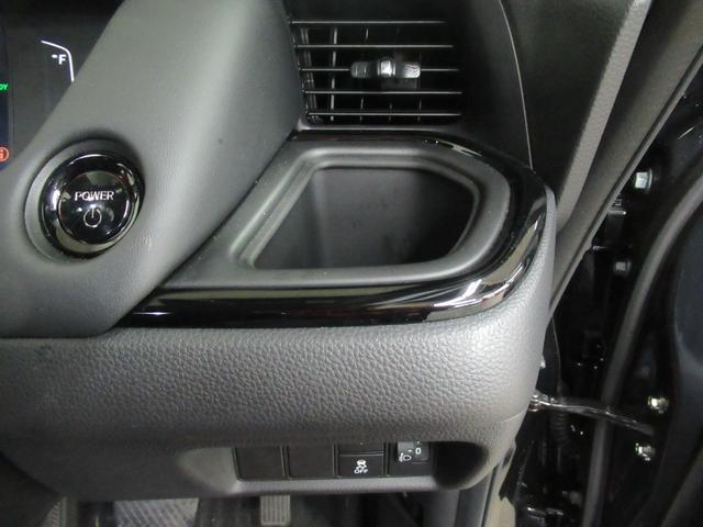 フィット e:HEVリュクス メモリーナビ・ブルートゥース・DVD・ミュージックラック・ETC・ドラレコ前後・追突軽減ブレーキ・障害物センサー・シートヒーター・(26枚目)