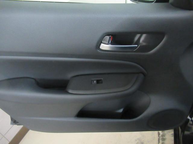 フィット e:HEVリュクス メモリーナビ・ブルートゥース・DVD・ミュージックラック・ETC・ドラレコ前後・追突軽減ブレーキ・障害物センサー・シートヒーター・(28枚目)