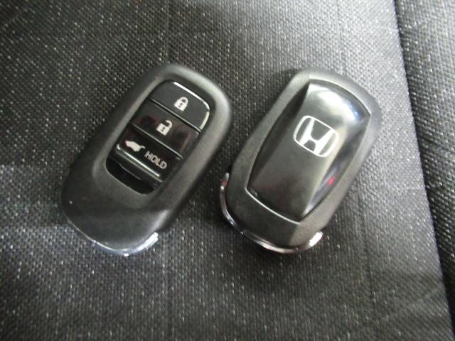 ヴェゼル ｅ：ＨＥＶＺ　ワンオーナー　衝突軽減ブレーキ　車間維持クルコン　レーンアシスト　電動リアゲート　純正メモリーナビ　フルセグ　バックカメラ　ワイヤレス充電　ＥＴＣ車載器（5枚目）