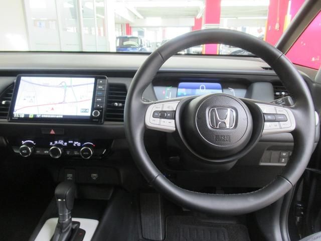 フィット ｅ：ＨＥＶホーム　ワンオーナー　衝突軽減ブレーキ　車間維持クルーズコントロール　レーンアシスト　純正メモリーナビ　フルセグ　バックカメラ　純正ドライブレコーダー　ＥＴＣ車載器　夏冬タイヤ（7枚目）