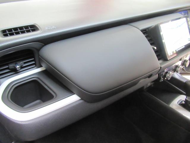 フィット ｅ：ＨＥＶホーム　ワンオーナー　衝突軽減ブレーキ　車間維持クルーズコントロール　レーンアシスト　純正メモリーナビ　フルセグ　バックカメラ　純正ドライブレコーダー　ＥＴＣ車載器　夏冬タイヤ（22枚目）