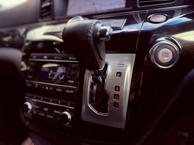 エルグランド ３５０ハイウェイスタープレミアムアーバンクロム　４ＷＤ／純正ナビ・ＴＶ／アラウンドビューカメラ／両側パワースライドドア／パワーバックドア／シートヒーター／アダプティブクルーズコントロール／プッシュスタート／スマートキー（13枚目）