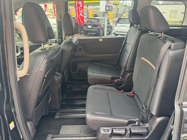 セレナ ハイウェイスターＶ　４ＷＤ／純正ナビ・ＴＶ／アラウンドビューモニター／プロパイロット／デジタルインナーミラー／両側電動スライドドア／置くだけ充電／シートヒーター／ステアリングヒーター／ＥＴＣ２．０／（19枚目）