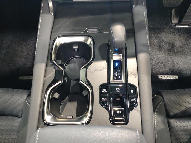 RX RX450h+ バージョンL AWD パノラマルーフ 輻射ヒーター モデリスタエアロ・ホイール カードキー ハンズフリーパワーバックドア パノラミックビューモニター デジタルインナーミラー おくだけ充電 TVキット ワンオーナー(18枚目)