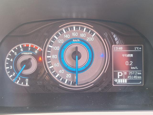 ���[�^�[����͎��F���ɗD�ꂽ�f�U�C���ŁA���x��x���\�����ЂƖڂŊm�F�\�B�����f�B�X�v���C�ɂ͔R��⑖�s����\�����A�^�]�󋵂𕪂���₷���T�|�[�g���܂��B