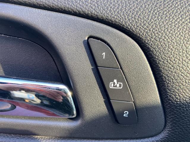キャデラックエスカレード 　新車並行輸入車　４ＷＤ　サンルーフ　ナビ　テレビ　Ｂｌｕｅｔｏｏｔｈ　バックカメラ　黒革シート　三列シート（13枚目）
