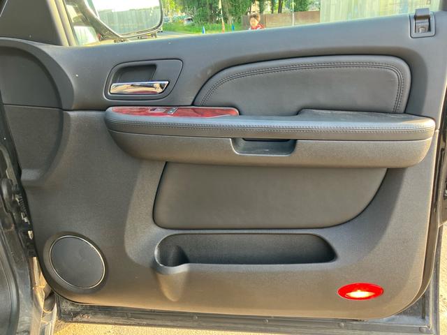 キャデラックエスカレード 　新車並行輸入車　４ＷＤ　サンルーフ　ナビ　テレビ　Ｂｌｕｅｔｏｏｔｈ　バックカメラ　黒革シート　三列シート（35枚目）